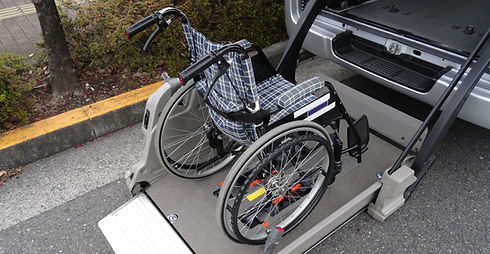 介護タクシーにのせる車いす