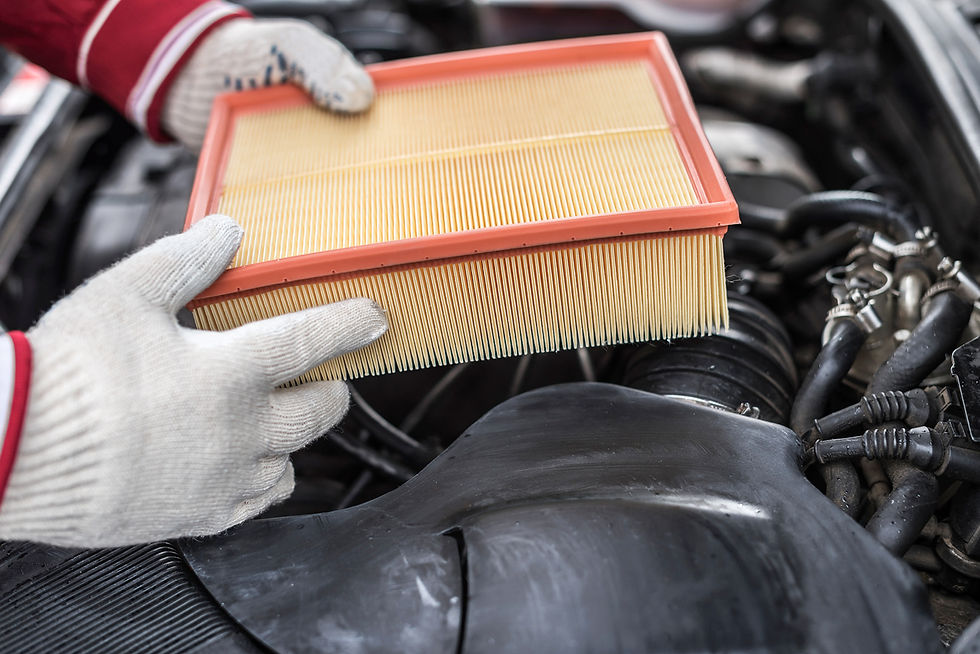 Le filtre à air est un composant essentiel du moteur, souvent méconnu mais pourtant crucial. Il sert à filtrer l’air entrant dans le moteur, empêchant poussières, pollen, feuilles ou autres particules d’abîmer les pièces internes. Un filtre à air encrassé peut réduire la puissance du moteur, augmenter la consommation d’essence, voire provoquer des ratés.