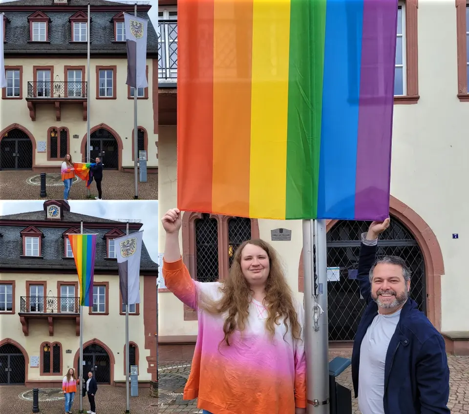 Regenbogenfahne vor dem Rathaus in Gelnhausen