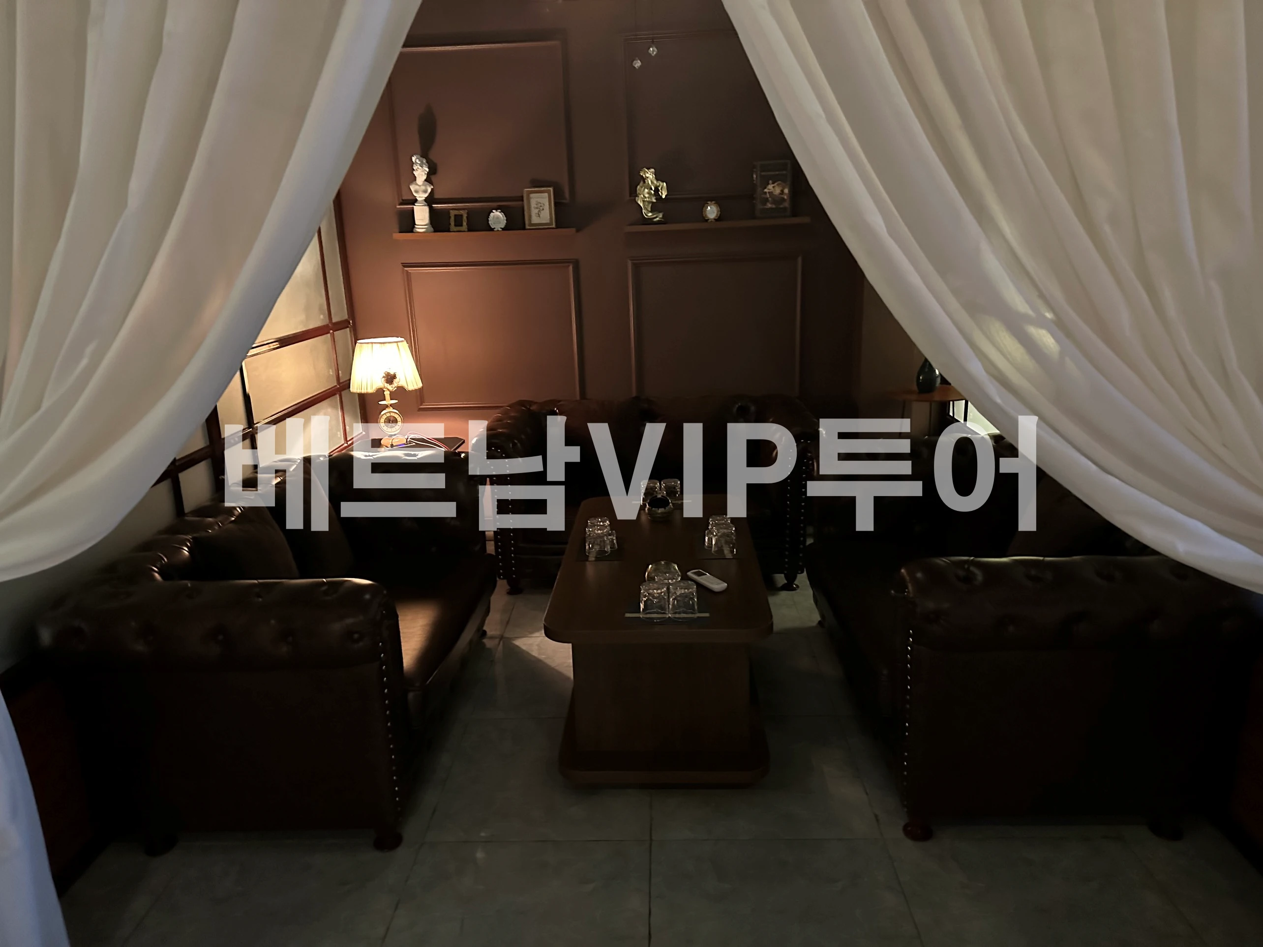다낭 보스 라운지 바 1층 부스 테이블