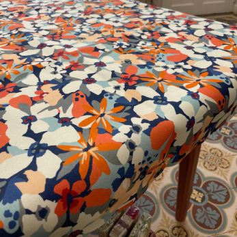 Nappe en tissu motif fleurs sur une table