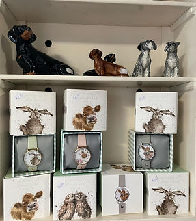 Statuettes de chiens et montres de la marque Quail.