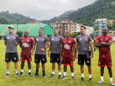 OFICIAL: Novo treinador, nova comissão técnica e reformulação do elenco.