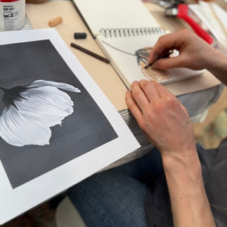 Hand at work during the Workshop Abstract Blossoms 