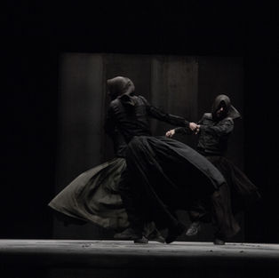 Duygunun sahnede ses, imge ve maddeyle örüldüğü bir peyzaj: Alessandro Serra’nın Macbeth uyarlaması