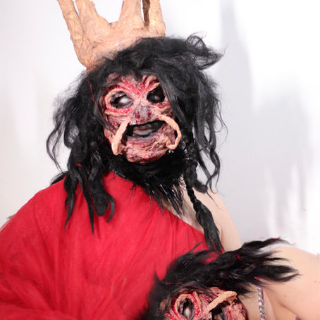 Başka bir yaşamı düşleyiş, performansın göz kamaştıran ışığı