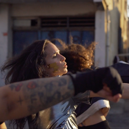 Evrensel yabancılaşma ve savaş aygıtı arasında