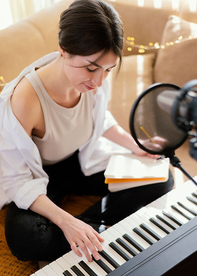 personne-produisant-de-la-musique-a-l-interieur.jpg