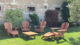 Un salon complet avec les 4 Fauteuils Adirondack en "Bois Tigré", 2 Repose Pieds, et une Table Basse rectangulaire. Dans l'Aube, agrémentant un grand jardin, avec un braséro.