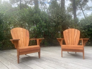 Un duo de Fauteuils Adirondack Verneuil, en muiracatiara, à Lacanau Océan, sous les pins.