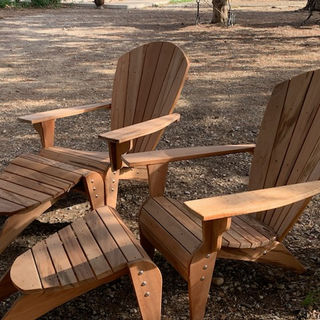 Près de Montpellier, 2 fauteuils Adirondack et leurs repose-pieds.