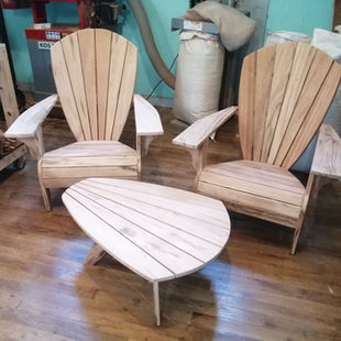 Dernière commande réalisée, un "petit"salon 2 Fauteuils Adirondack Verneuil + table, dans l'atelier, avant préparation de la palette et départ.