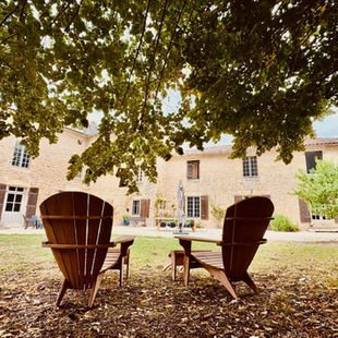 Un ensemble 2 Fauteuils Verneuil, et leurs repose-pieds, au LOGIS DE CANTEAU, à Melle, dans les Deux Sèvres.