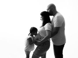 Séance photo grossesse en famille . Studio photo Anecdote à Clermont Ferrand