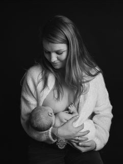 Photos de Nouveau né allaitement, Studio photo Anecdote à Clermont Ferrand. Photos tendres de nouveau né 
