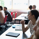 Estudantes universitários em sala de aul