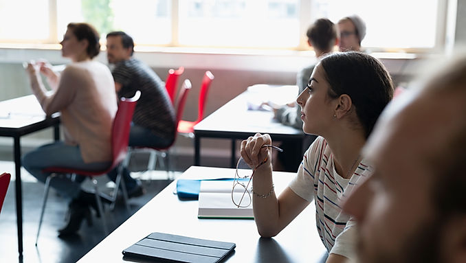 Elev i klassrum som tittar åt sidan, som symbol för ouppmärksam ADHD
