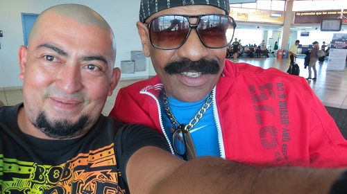 Mientras espero 6 horas mi vuelo para Madrid miren con quién me tope en el aeropuerto el mero cantante de la salsa Oscar de León. Pie de foto de mi selfie en mi facebook del año 2014.