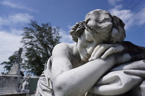 Luces, flores y recuerdos: la devoción que ilumina el Día de los Difuntos