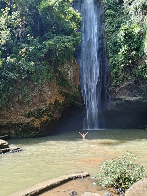 La cascada es un salto de agua cristalina que desciende entre formaciones rocosas, creando una poza ideal para refrescarse. El entorno natural aún se conserva en gran parte virgen, lo que le da un encanto rústico y auténtico. Su ambiente tranquilo la convierte en un destino perfecto para el ecoturismo y el turismo de aventura.