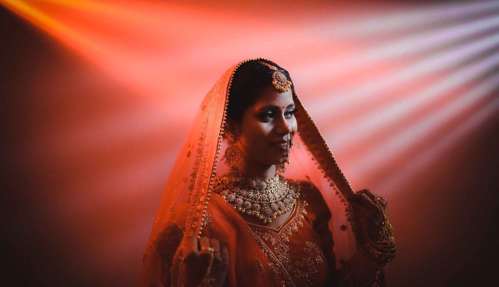 Bride-holding-saree.jpg