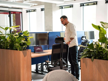 Biuro 2.0: Jak praca hybrydowa zrewolucjonizowała architekturę wnętrz biurowych