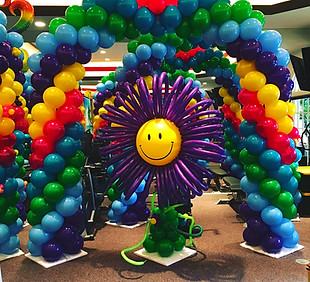 Picture of  a flower balloon sculpture  done by Didi entertainment 