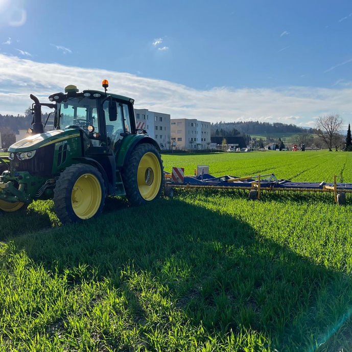 John Deere Traktor Striegel