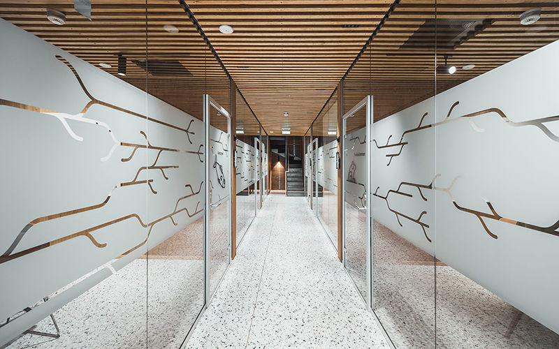 Kontorkorridor med verksteder og møterom i transformert kirkebygg Bakke Designhus.