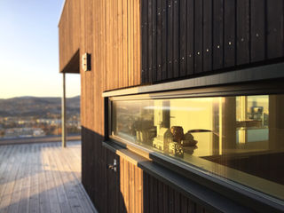 Takterrasse med trekledde vegger og utsikt over Trondheim.