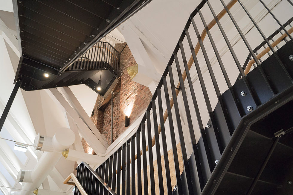 Skulpturell ståltrapp i Bakke Designhus tilpasset det opprinnelige kirkerommet.