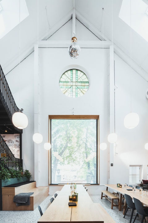 Originalt glassmaleri kombinert med nytt glassfelt i fasade, ombygging av verneverdig bydelshus i Trondheim – Arkitekturfabrikken.