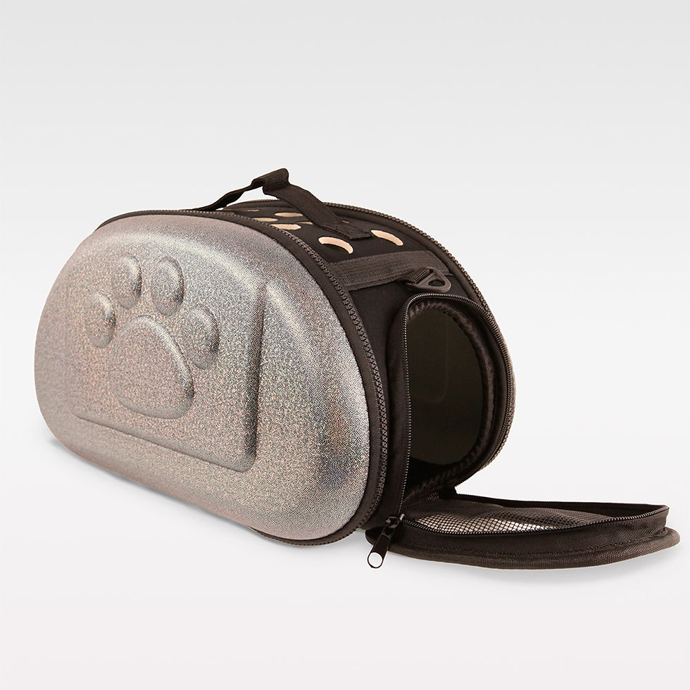 Stylische DJpaw Hundetasche mit glänzendem Finish, ideal für kleine Hunde bis 3 kg – komfortabel, platzsparend und trendig.