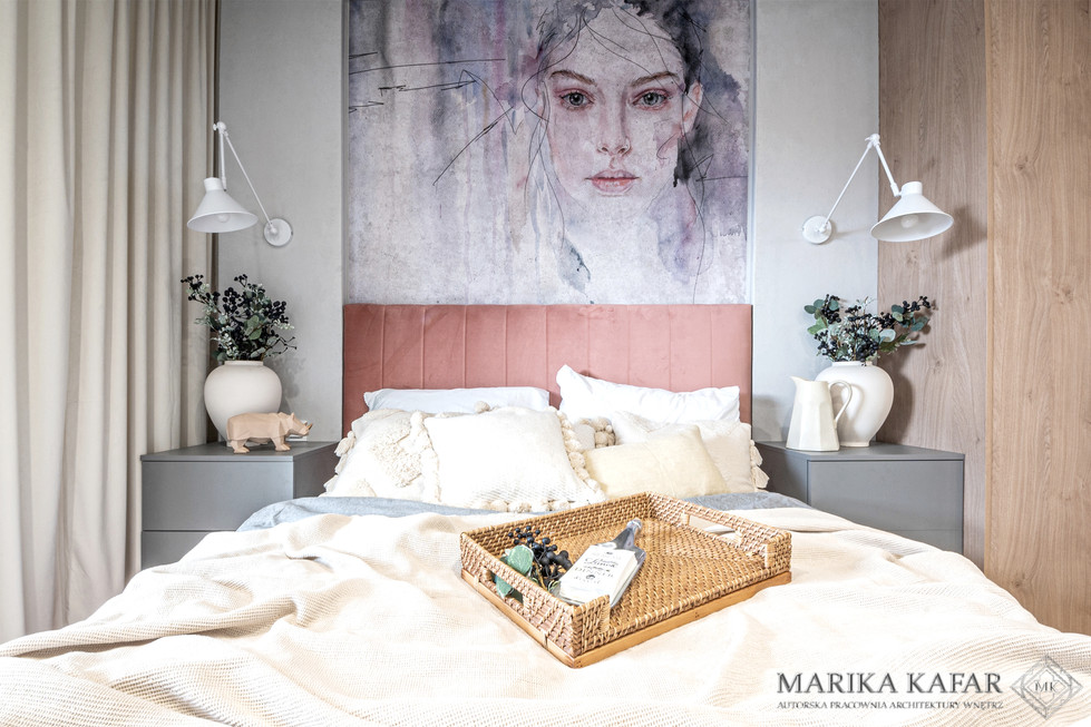 Marika Kafar. Eklektyczna sypialnia z wyrazistą tapetą nad łóżkiem.