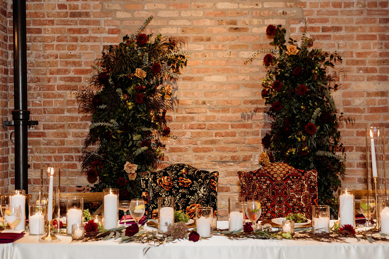 Head table with darker ambiance and fall colors