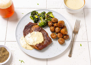 Ribeye steikur með silkimjúkri gráðaostasósu og ofnbökuðu smælki