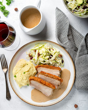 Grísasíða með stökkri puru, kartöflumús, villisveppasósu og haustlegu salati.