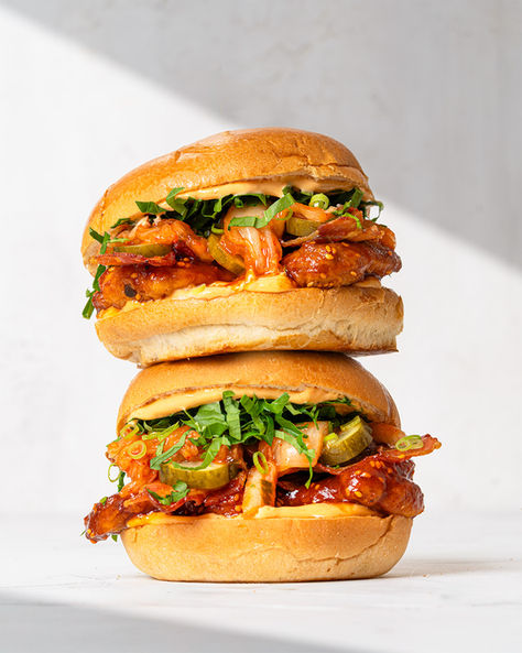 Kóreskir kjúklingaborgarar með kimchi, beikoni og gochujang sósu