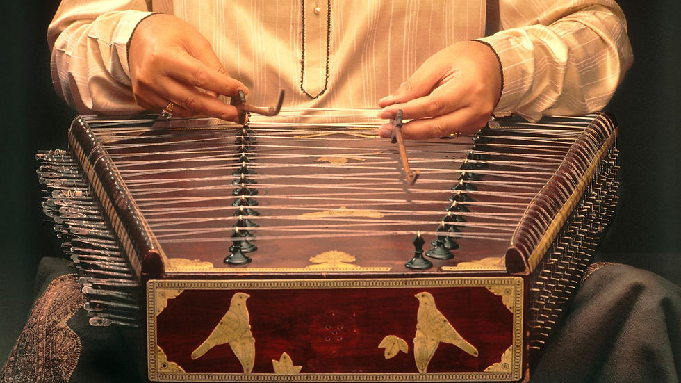Zither (top) and Santur (bottom) — before there were keys, musicians were already discovering new ways to let strings sing. (Images from muernseer.at and deutschlandfunkkultur.de)