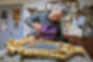 La Pie Dorée - Détail dorure à la feuille d'or - Susanne Linzer, restauratrice Pézenas