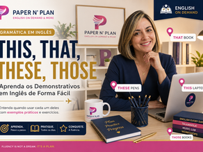 Professora da Paper N' Plan em um escritório moderno ensinando os demonstrativos em inglês this, that, these e those, com objetos identificados para ilustrar o uso correto de cada palavra em situações do cotidiano.