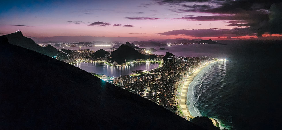 Vista panorâmica do Morro Dois Irmãos com a cidade ao fundo