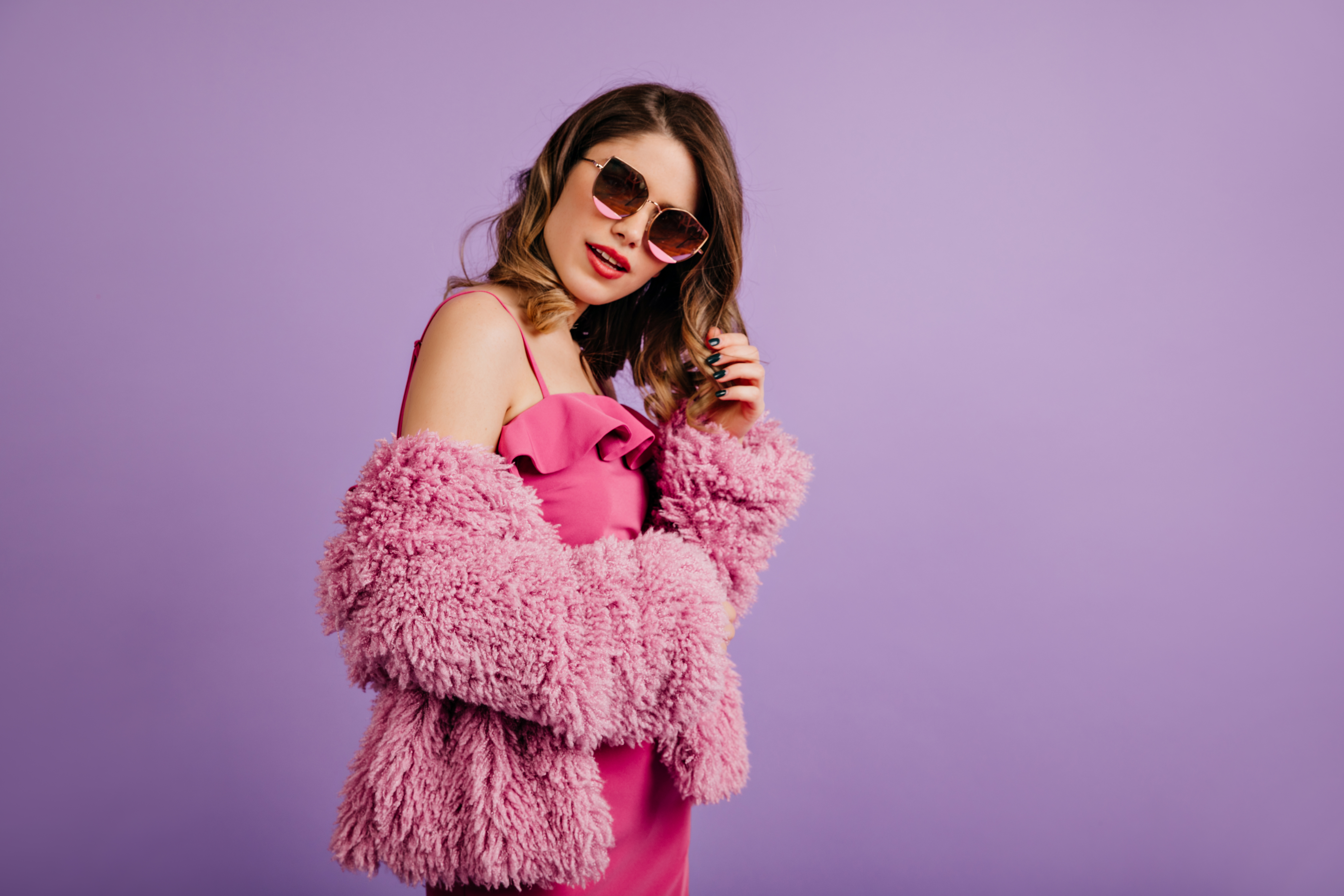 blithesome-woman-with-brown-hair-standing-violet-wall