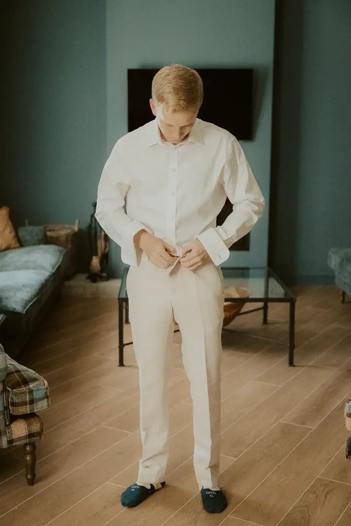 retrato del novio durante los preparativos en la finca