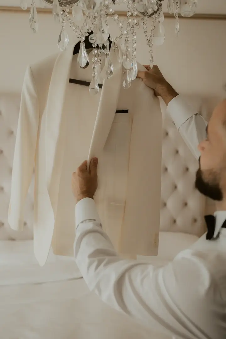 novio cogiendo el traje en sus preparativos en el cigarral de las mercedes