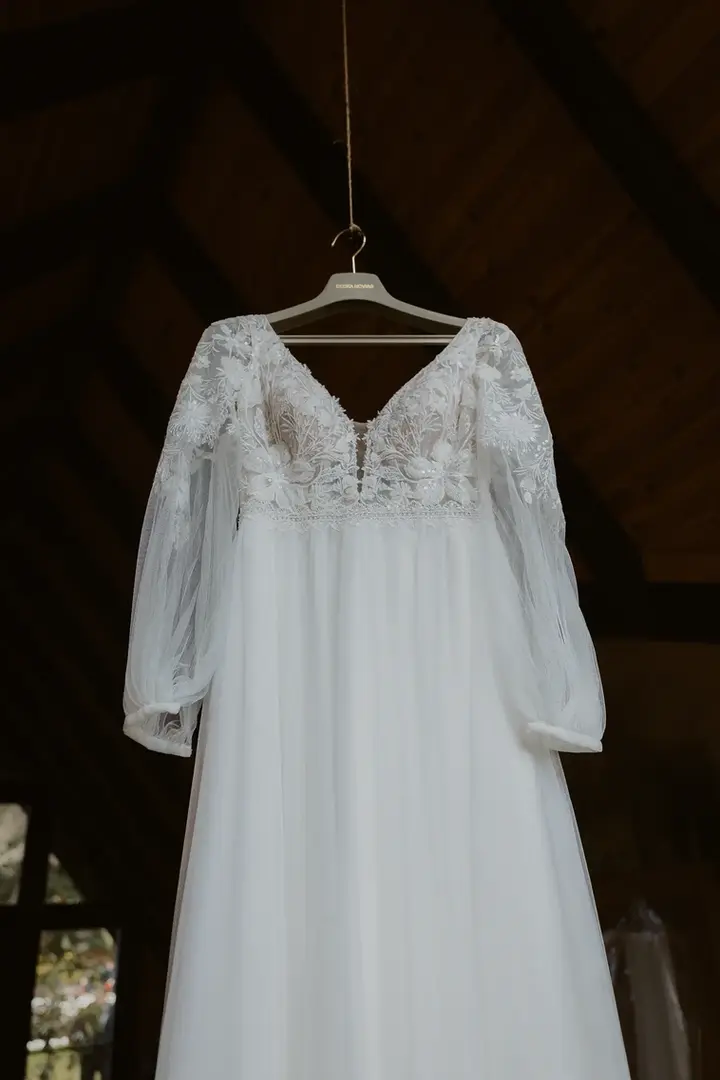 Detalles del vestido de novia en una boda en la Sierra de Madrid