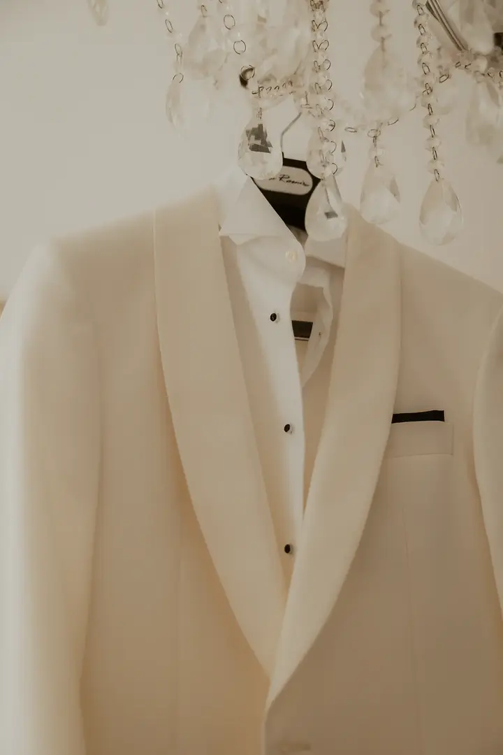 primer plano del traje del novio