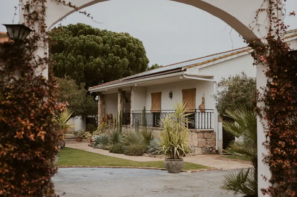 Espacios exteriores de la finca Un’Agua con luz de tarde