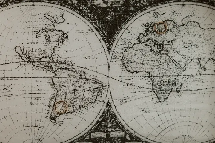 detail photo of bride and groom wedding rings in Oslo, Norway