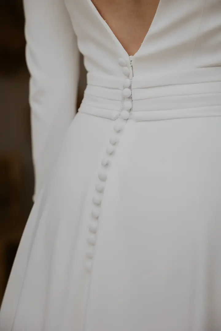 primer plano del vestido de Maria en Finca Un Agua